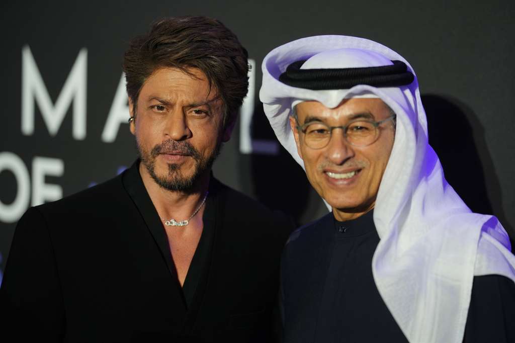 THE One and Only Bollywood Icon Shah Rukh Khan Awarded Global Style Icon